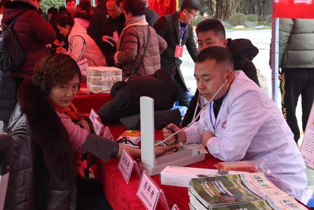 2020年'衛(wèi)生健康下鄉(xiāng)'為嵐皋群眾送來(lái)健康大禮包